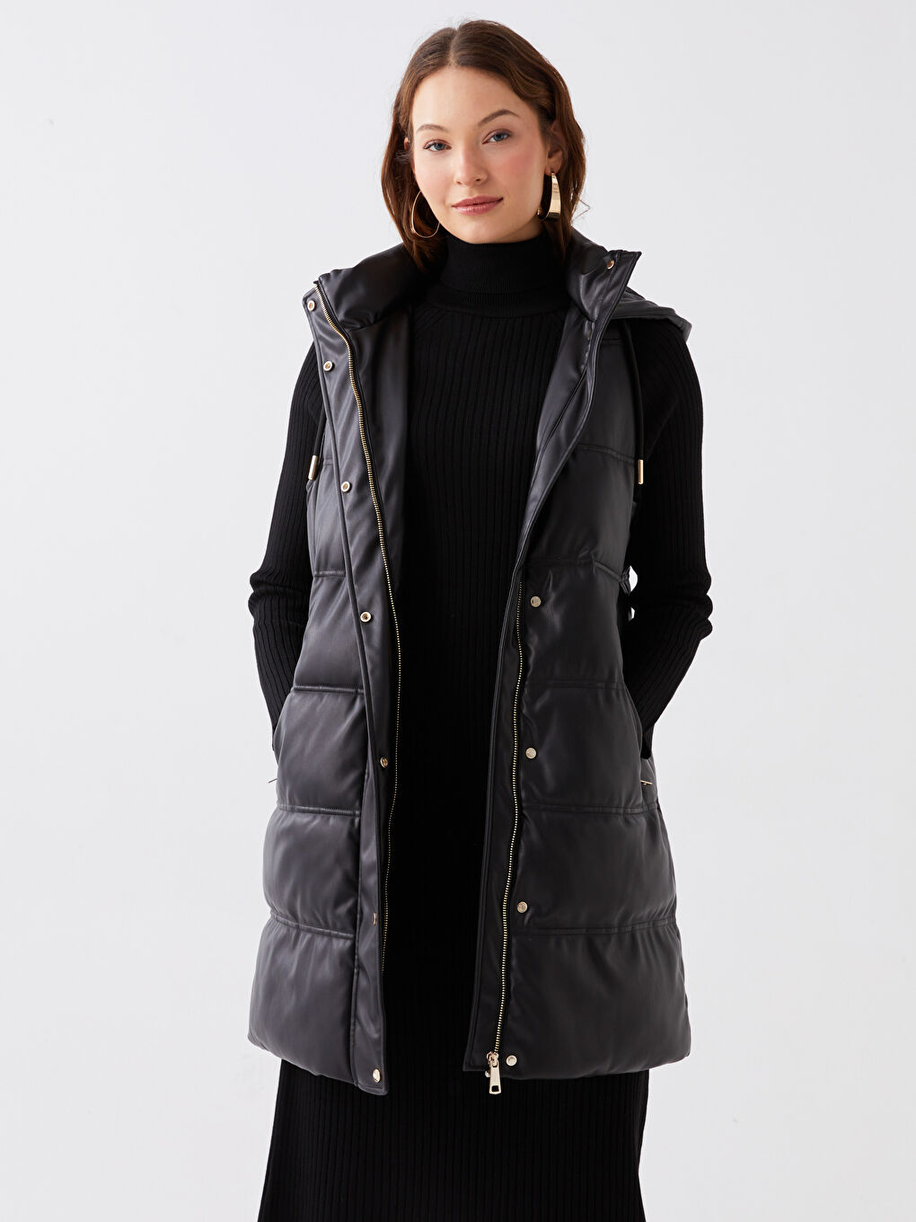 Siyah Kapüşonlu Düz Deri Görünümlü Kadın Şişme Yelek