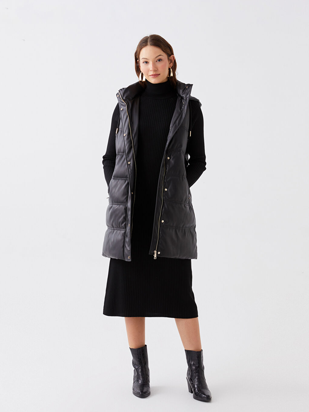 Siyah Kapüşonlu Düz Deri Görünümlü Kadın Şişme Yelek-1