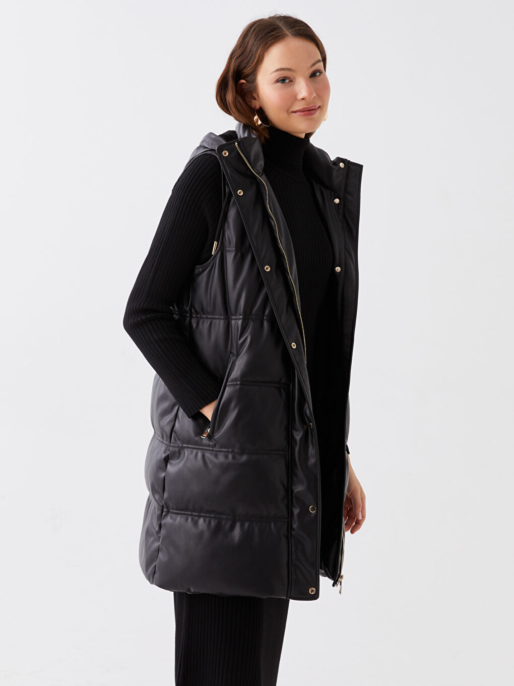 Siyah Kapüşonlu Düz Deri Görünümlü Kadın Şişme Yelek-2