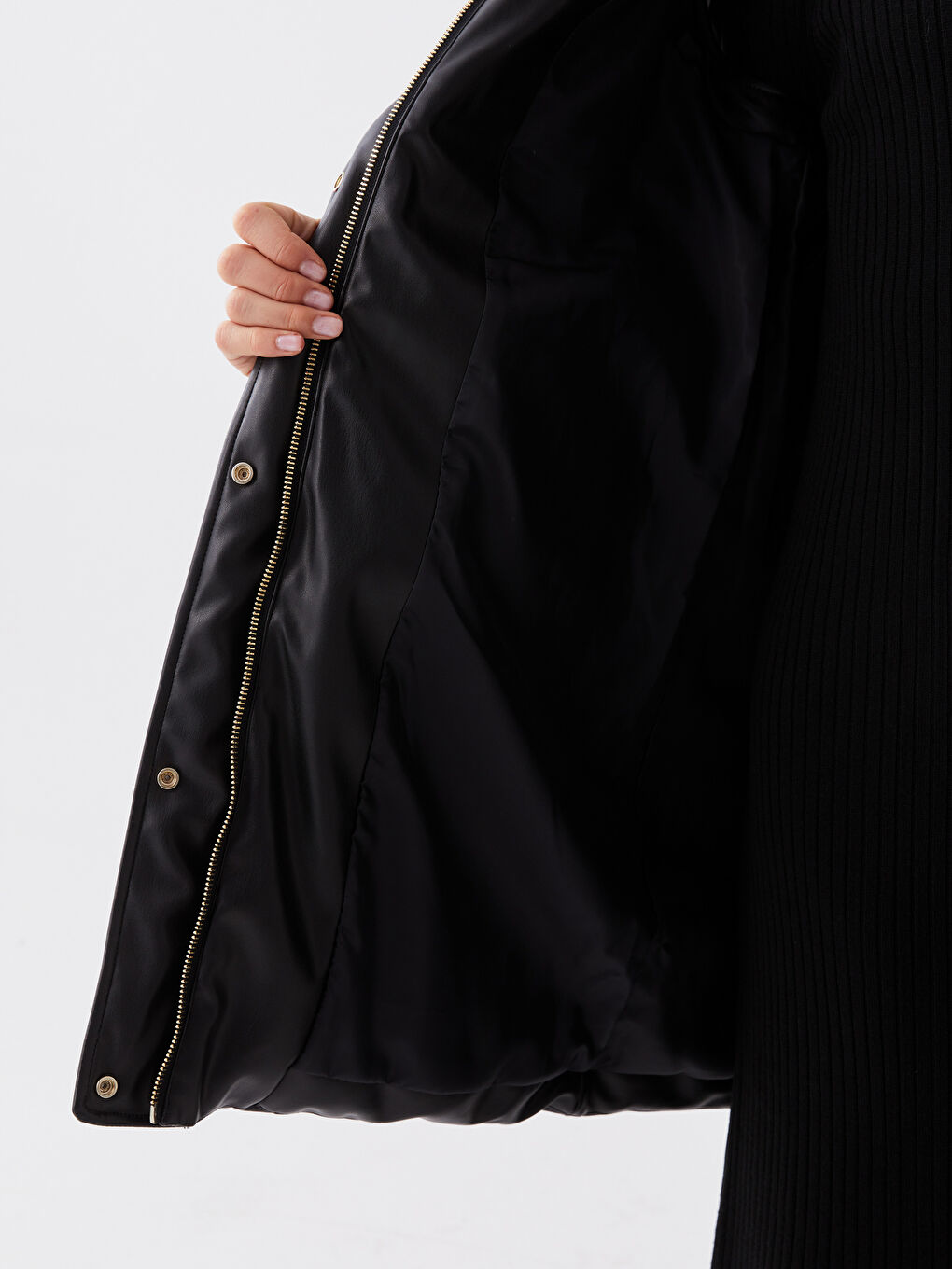 Siyah Kapüşonlu Düz Deri Görünümlü Kadın Şişme Yelek-3