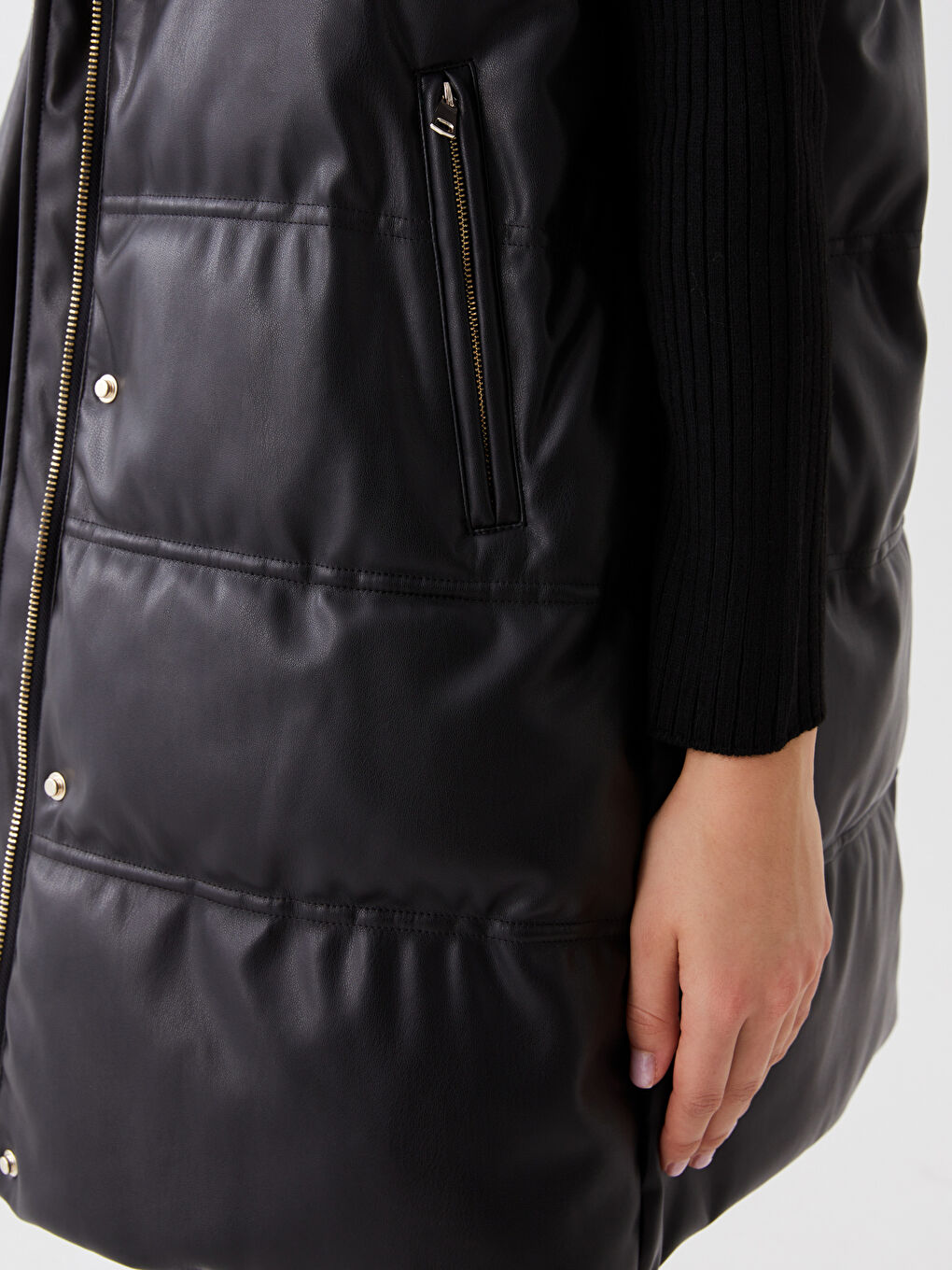 Siyah Kapüşonlu Düz Deri Görünümlü Kadın Şişme Yelek-4