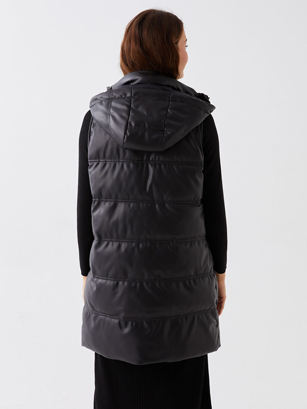 Siyah Kapüşonlu Düz Deri Görünümlü Kadın Şişme Yelek-5