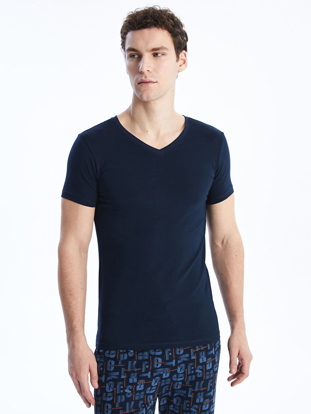 فيست كم قصير بياقة على شكل حرف V للرجال LC WAIKIKI