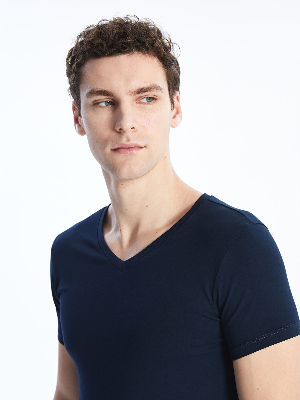 فيست كم قصير بياقة على شكل حرف V للرجال LC WAIKIKI-1