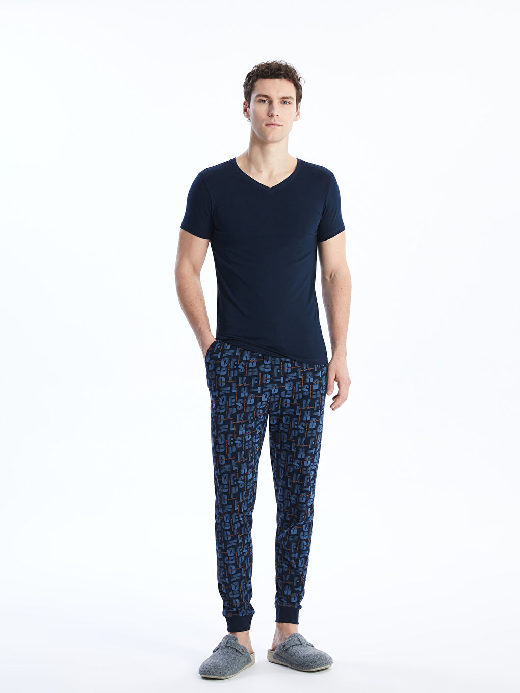 فيست كم قصير بياقة على شكل حرف V للرجال LC WAIKIKI-2