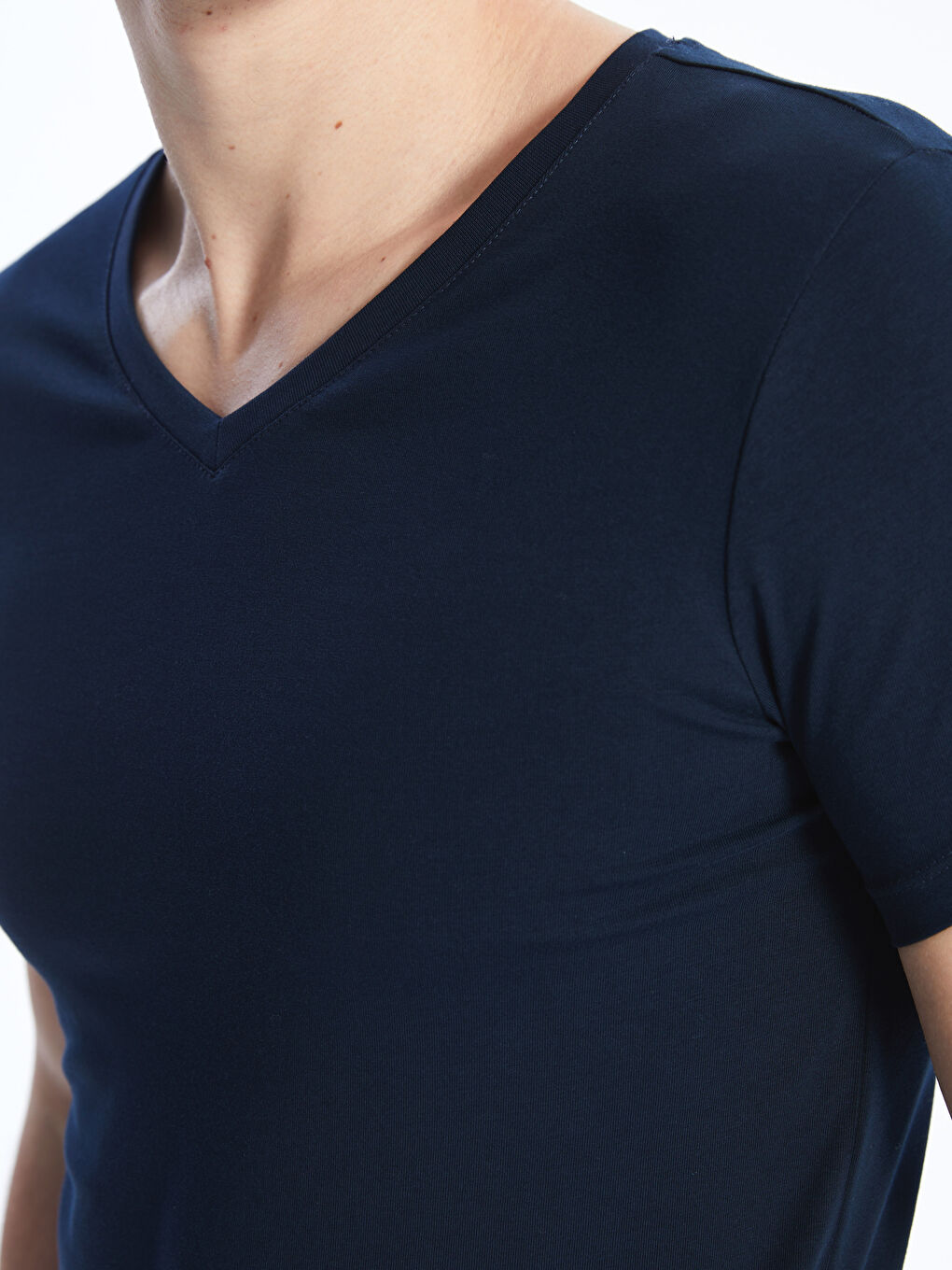 فيست كم قصير بياقة على شكل حرف V للرجال LC WAIKIKI-3