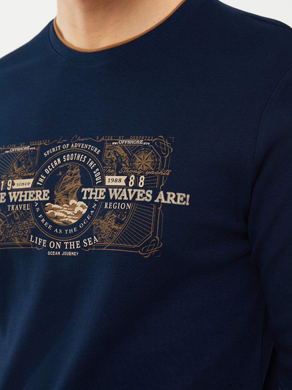 მრგვალი საყელო გრძელმკლავიანი ნაბეჭდი მამაკაცის მაისური-3