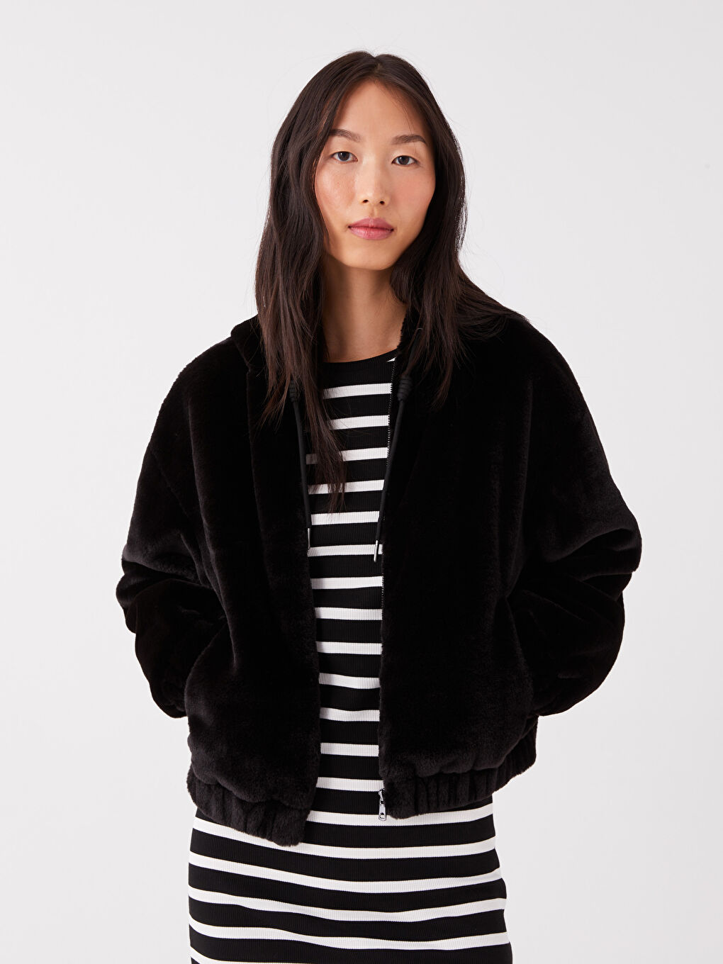 Siyah Kadın Kapüşonlu Düz Pelüş Mont