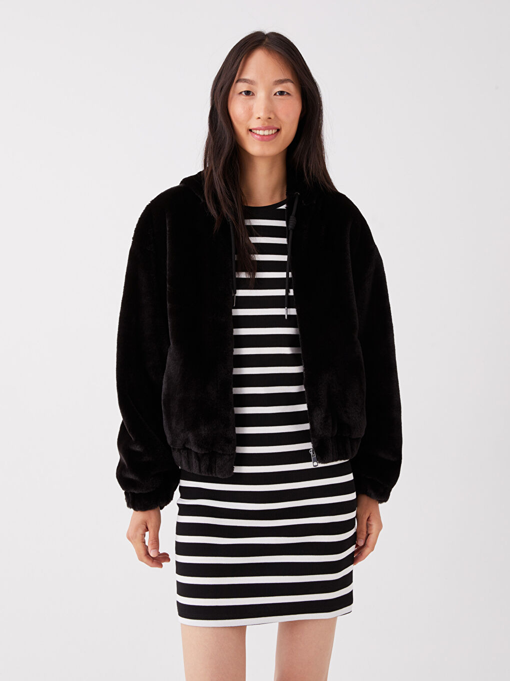 Siyah Kadın Kapüşonlu Düz Pelüş Mont-1