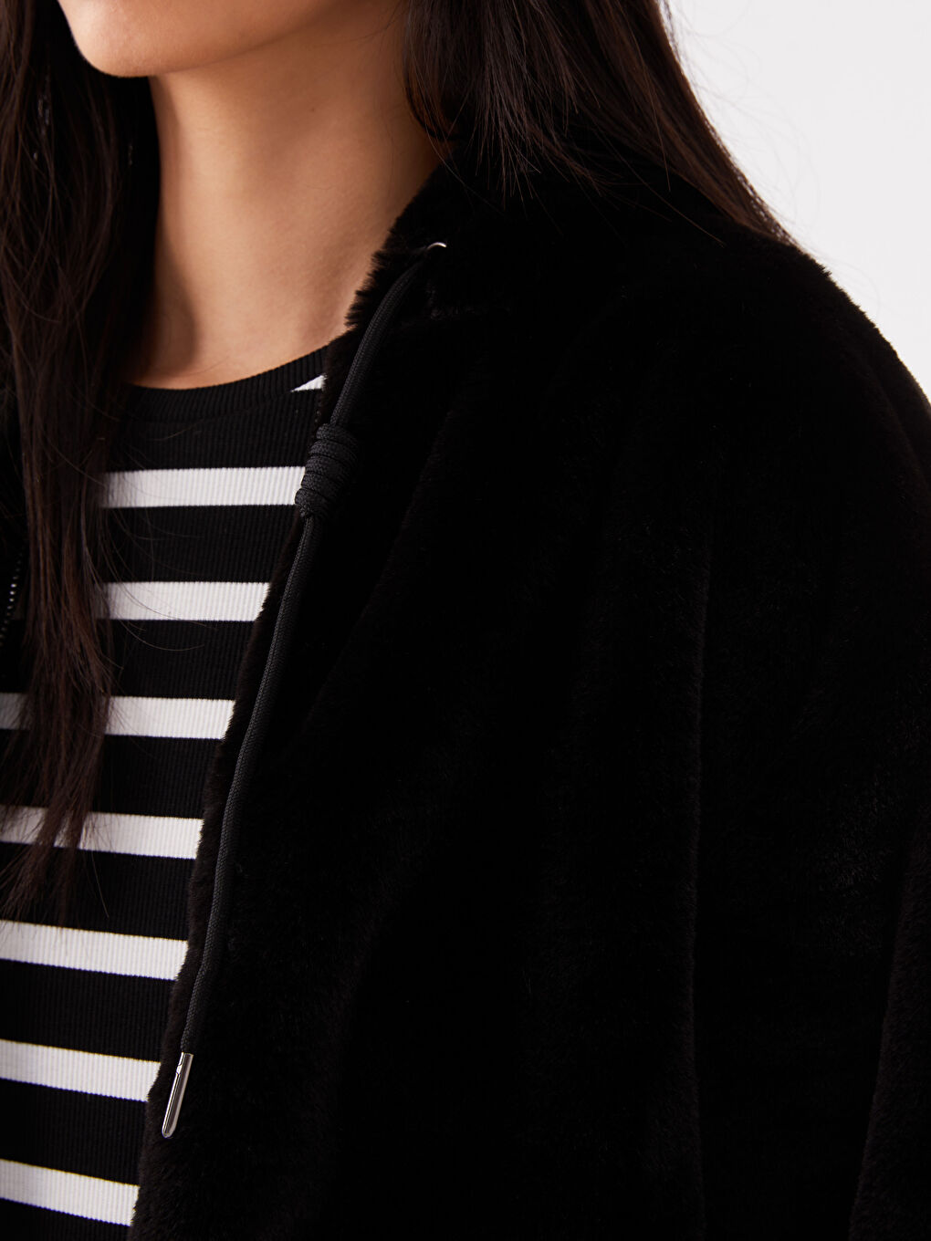 Siyah Kadın Kapüşonlu Düz Pelüş Mont-3