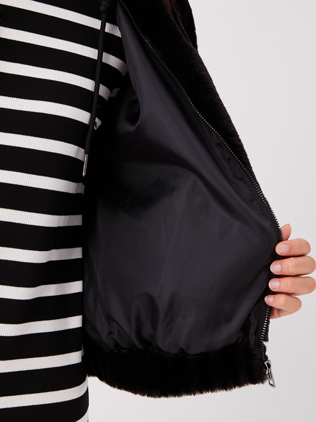 Siyah Kadın Kapüşonlu Düz Pelüş Mont-4