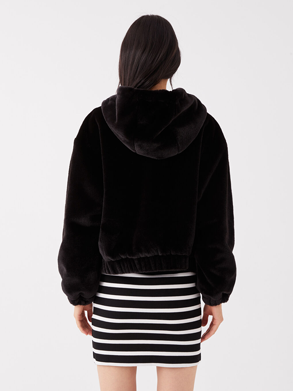 Siyah Kadın Kapüşonlu Düz Pelüş Mont-5