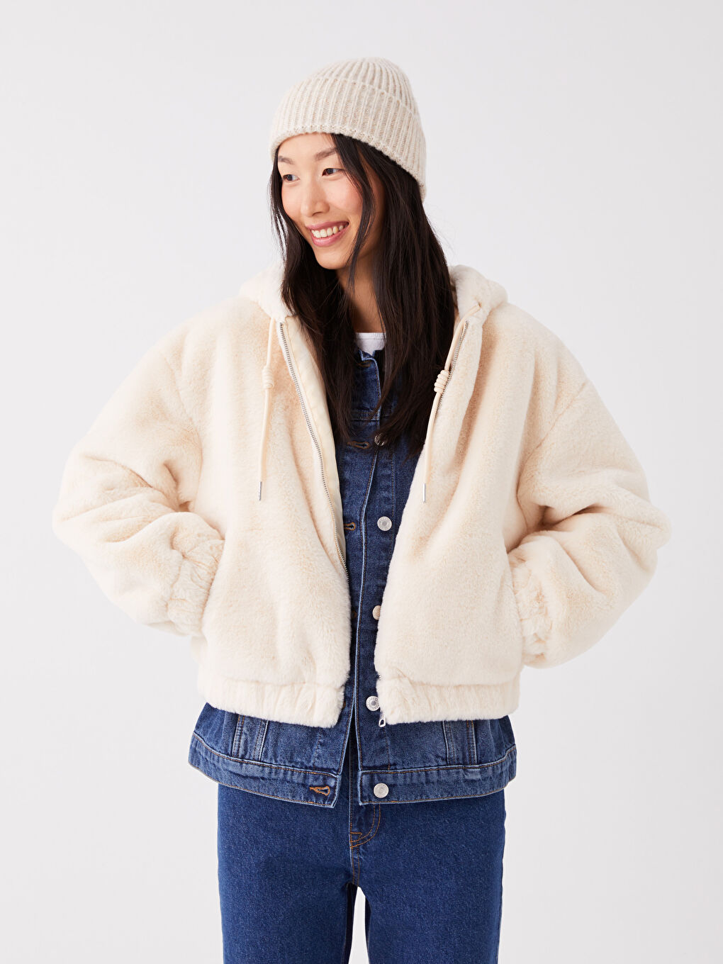 Ekru Kadın Kapüşonlu Düz Pelüş Mont