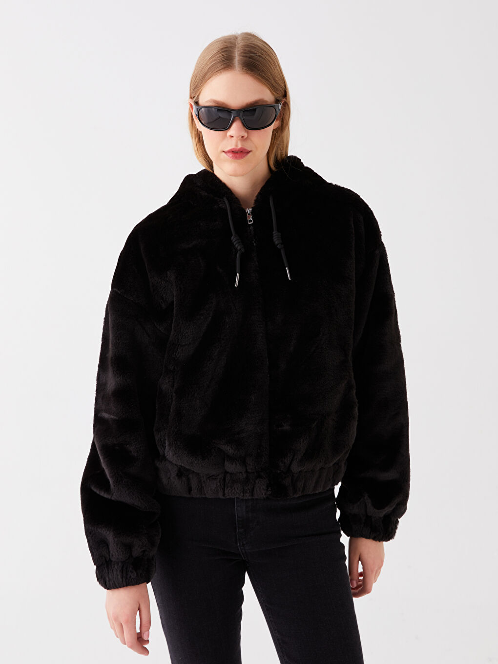 Siyah Kadın Kapüşonlu Düz Pelüş Mont