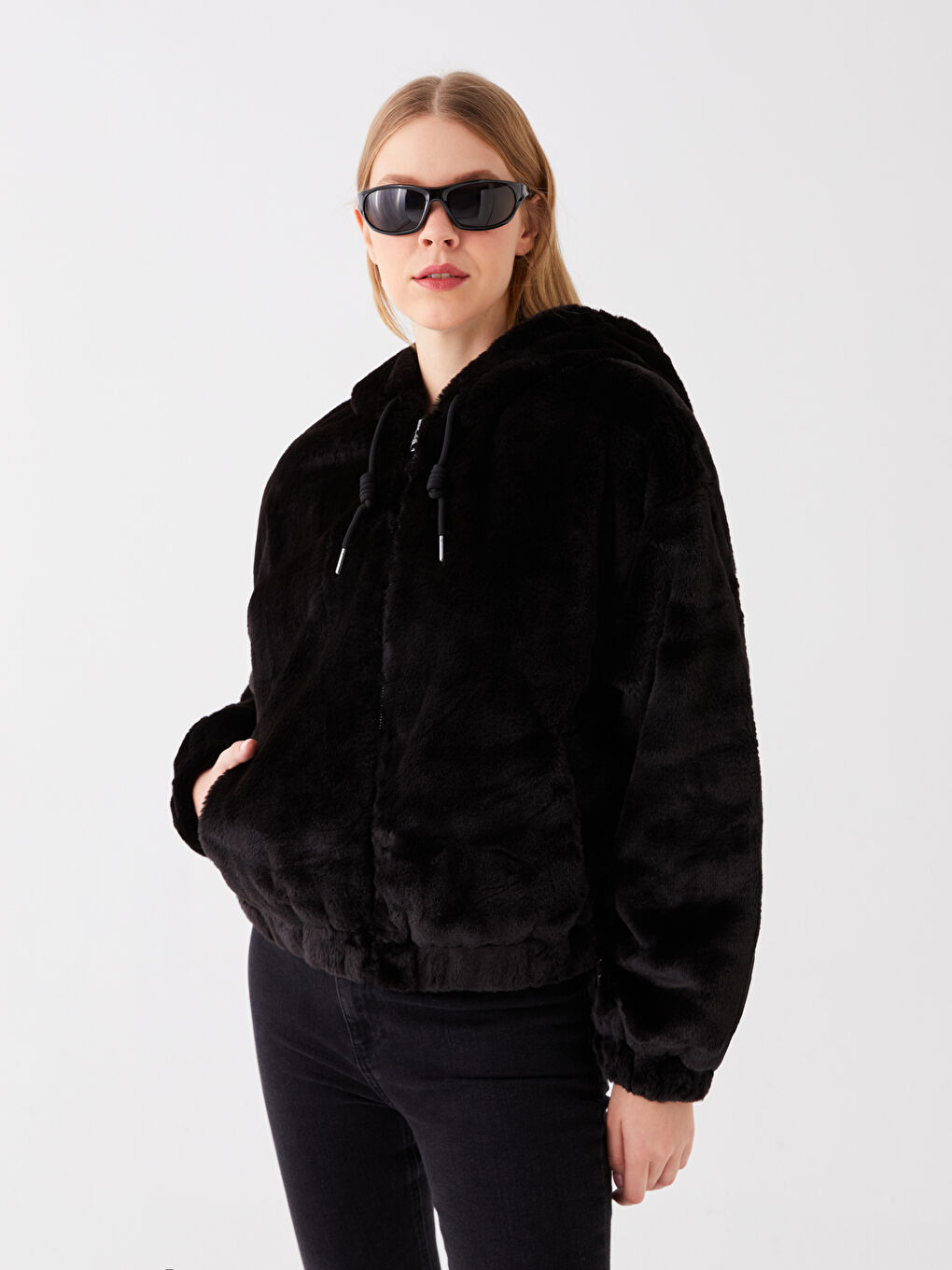 Siyah Kadın Kapüşonlu Düz Pelüş Mont-1