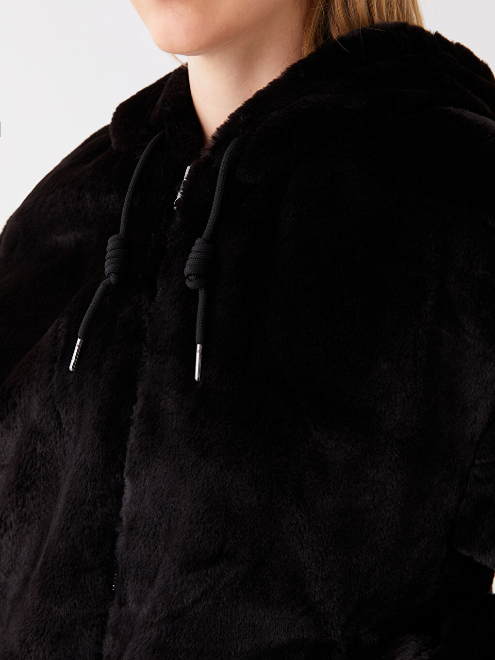 Siyah Kadın Kapüşonlu Düz Pelüş Mont-3