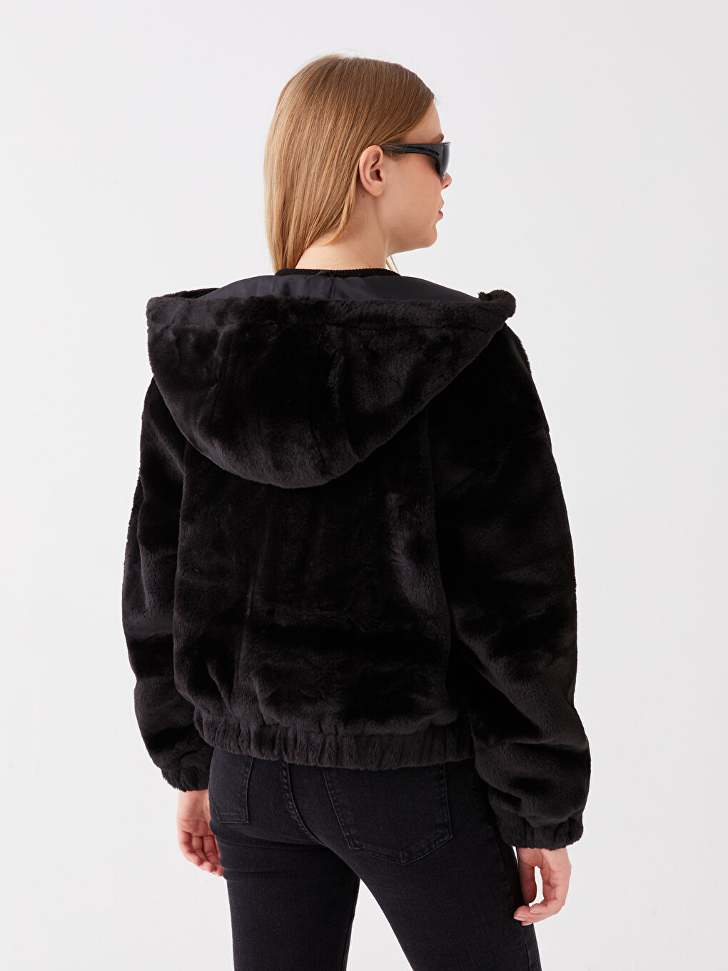 Siyah Kadın Kapüşonlu Düz Pelüş Mont-5