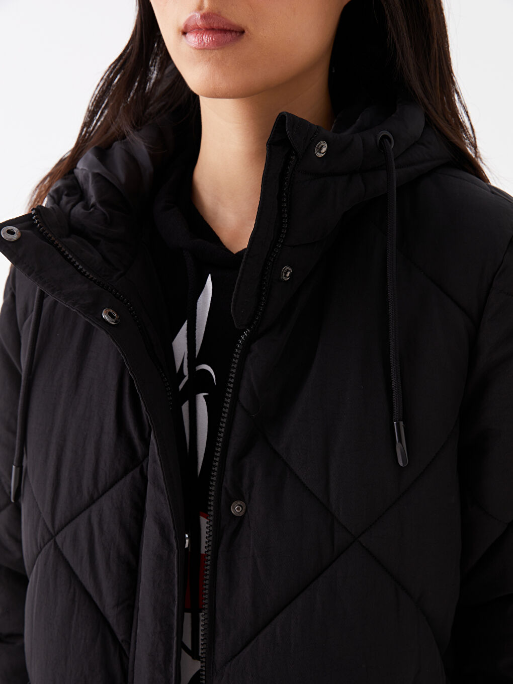 Siyah Kapüşonlu Kapitone Kadın Şişme Mont-4