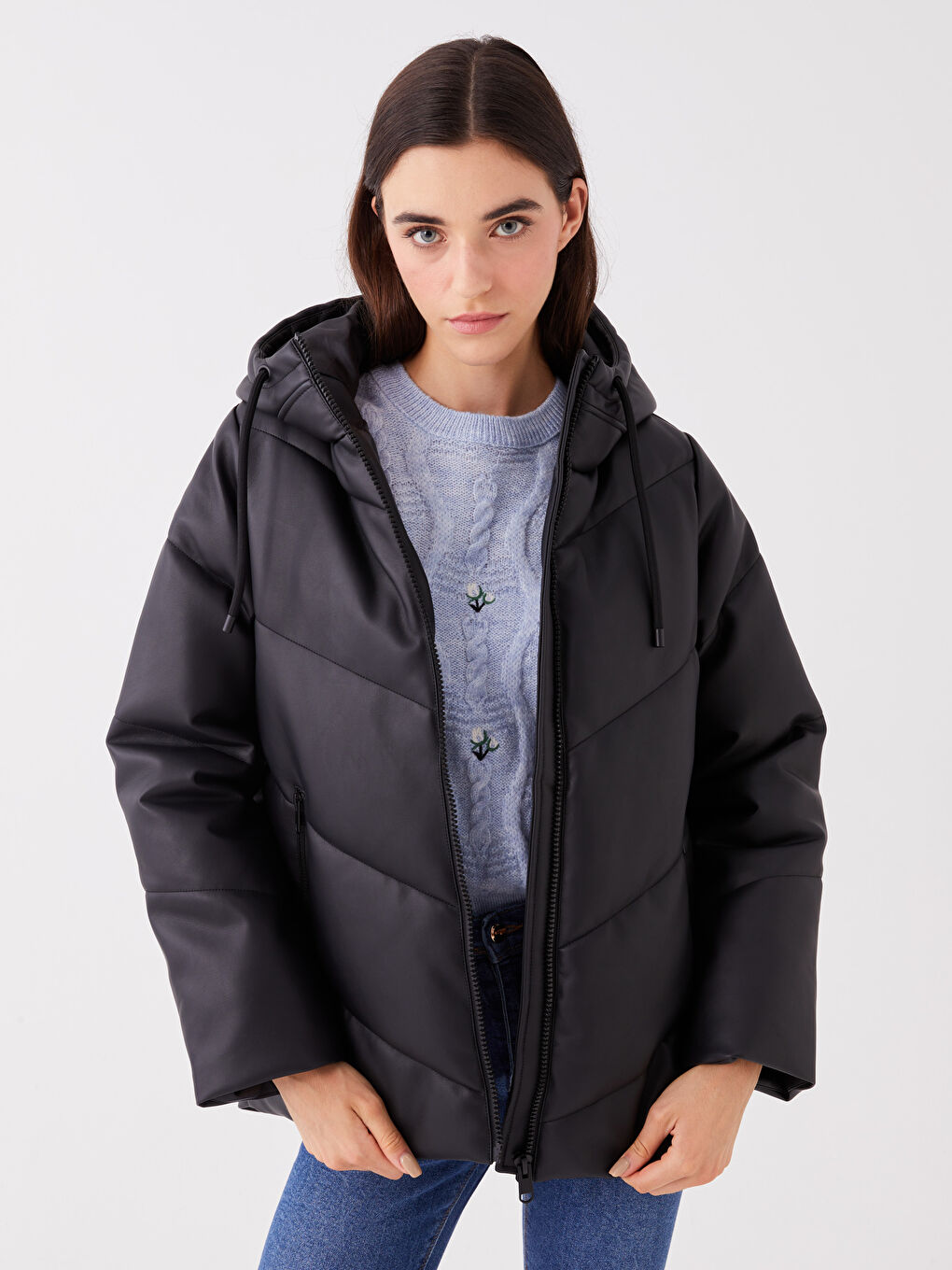 Siyah Kapüşonlu Düz Deri Görünümlü Oversize Kadın Şişme Mont-1