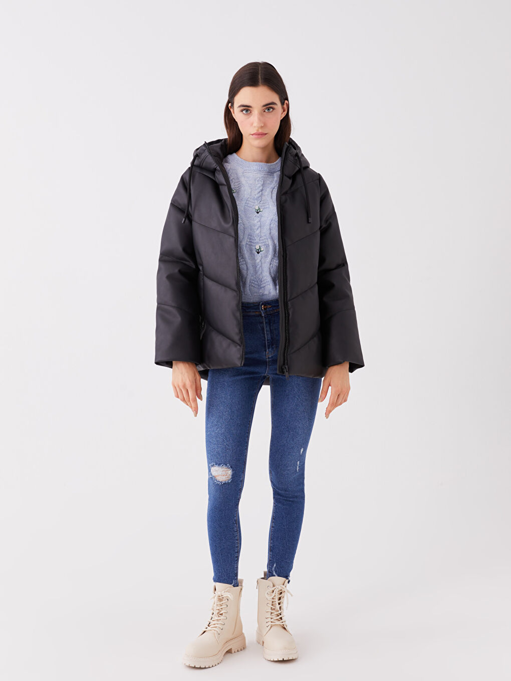 Siyah Kapüşonlu Düz Deri Görünümlü Oversize Kadın Şişme Mont-2