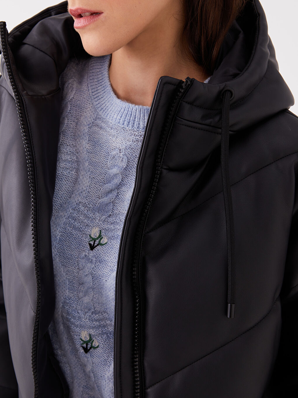 Siyah Kapüşonlu Düz Deri Görünümlü Oversize Kadın Şişme Mont-3