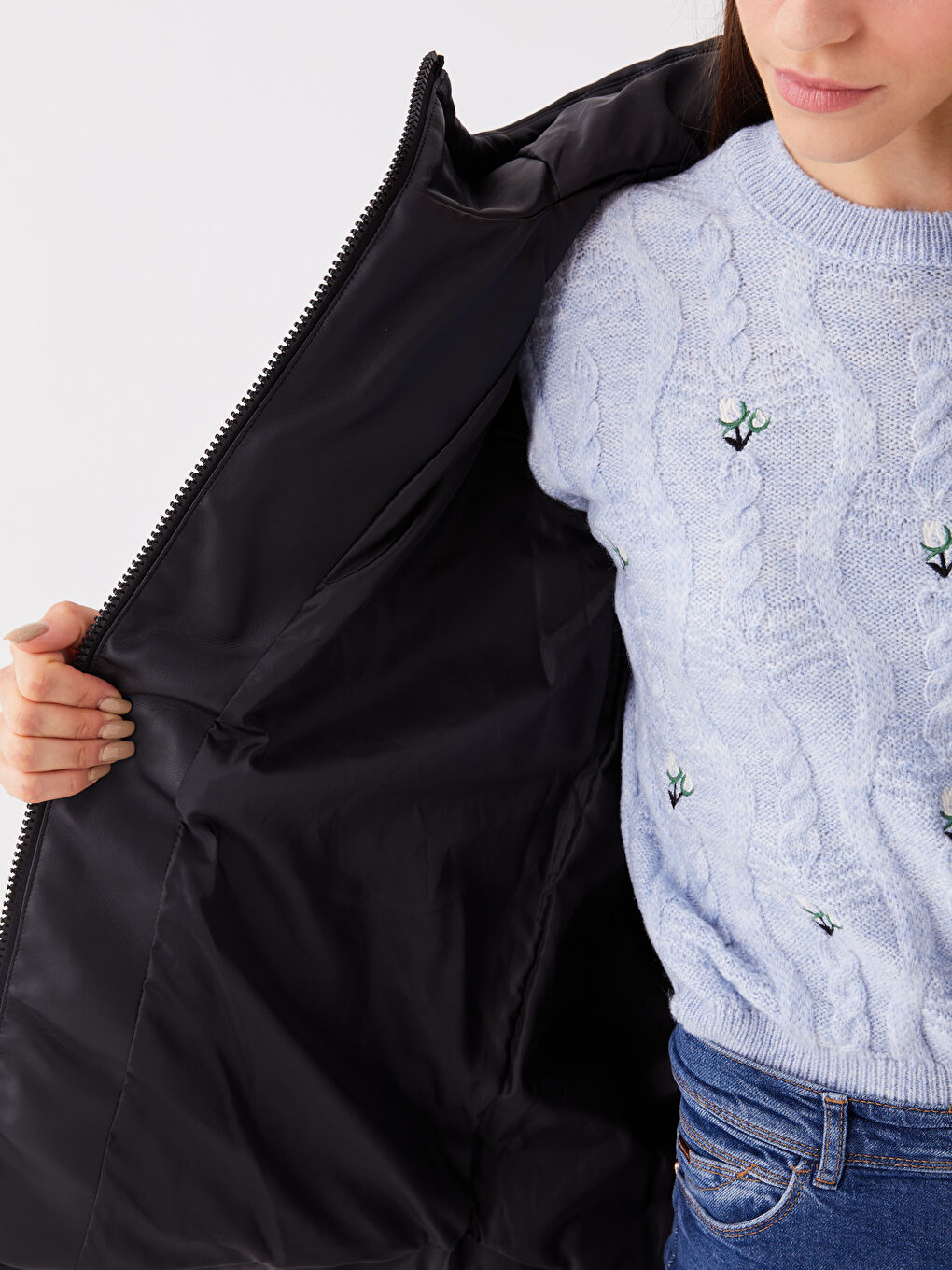 Siyah Kapüşonlu Düz Deri Görünümlü Oversize Kadın Şişme Mont-4