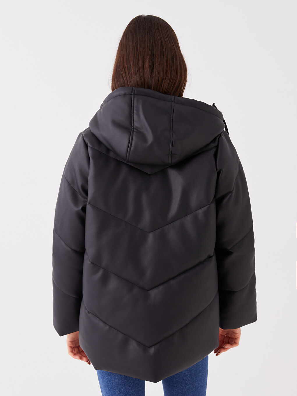 Siyah Kapüşonlu Düz Deri Görünümlü Oversize Kadın Şişme Mont-5