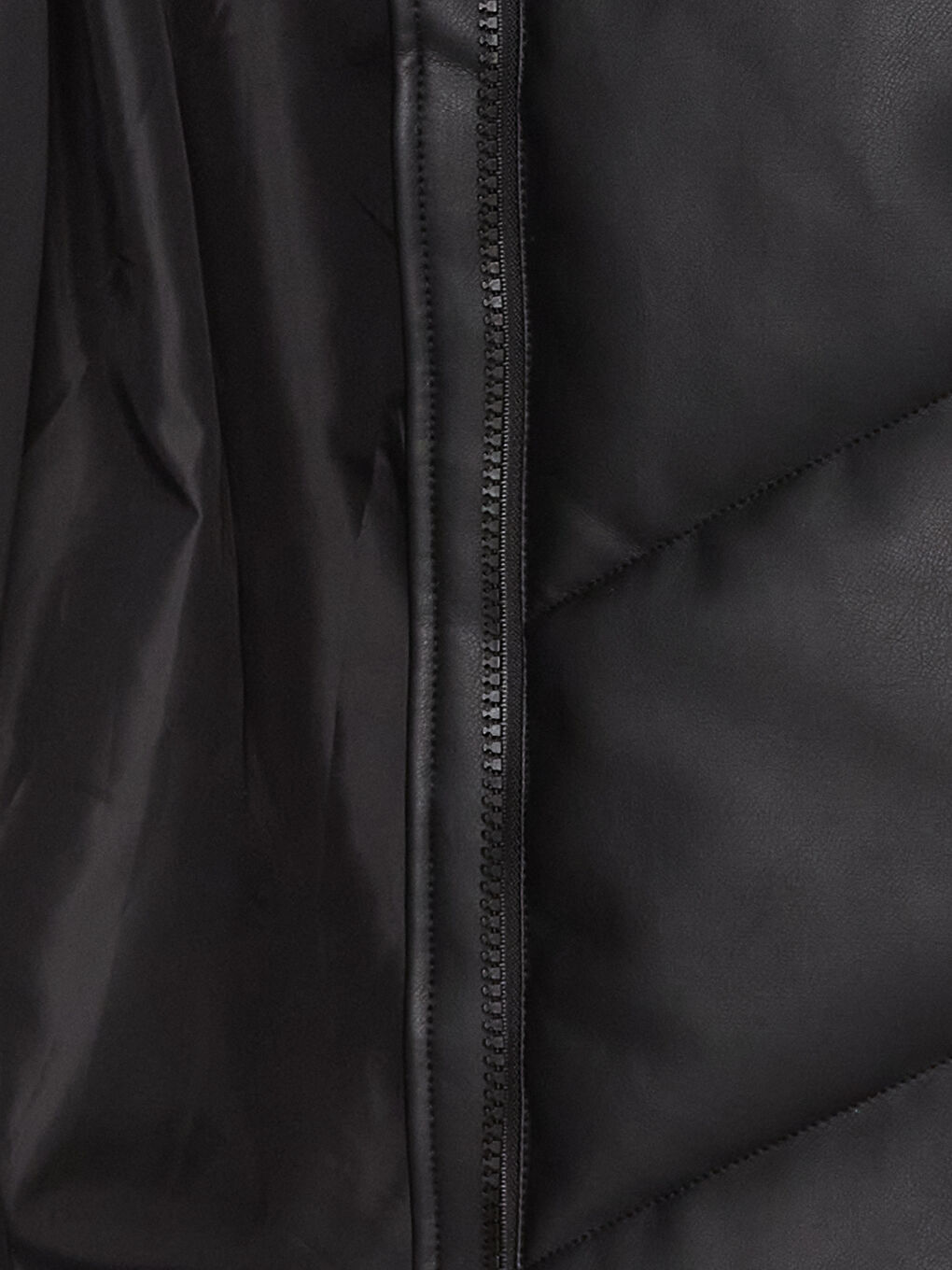 Siyah Kapüşonlu Düz Deri Görünümlü Oversize Kadın Şişme Mont-8