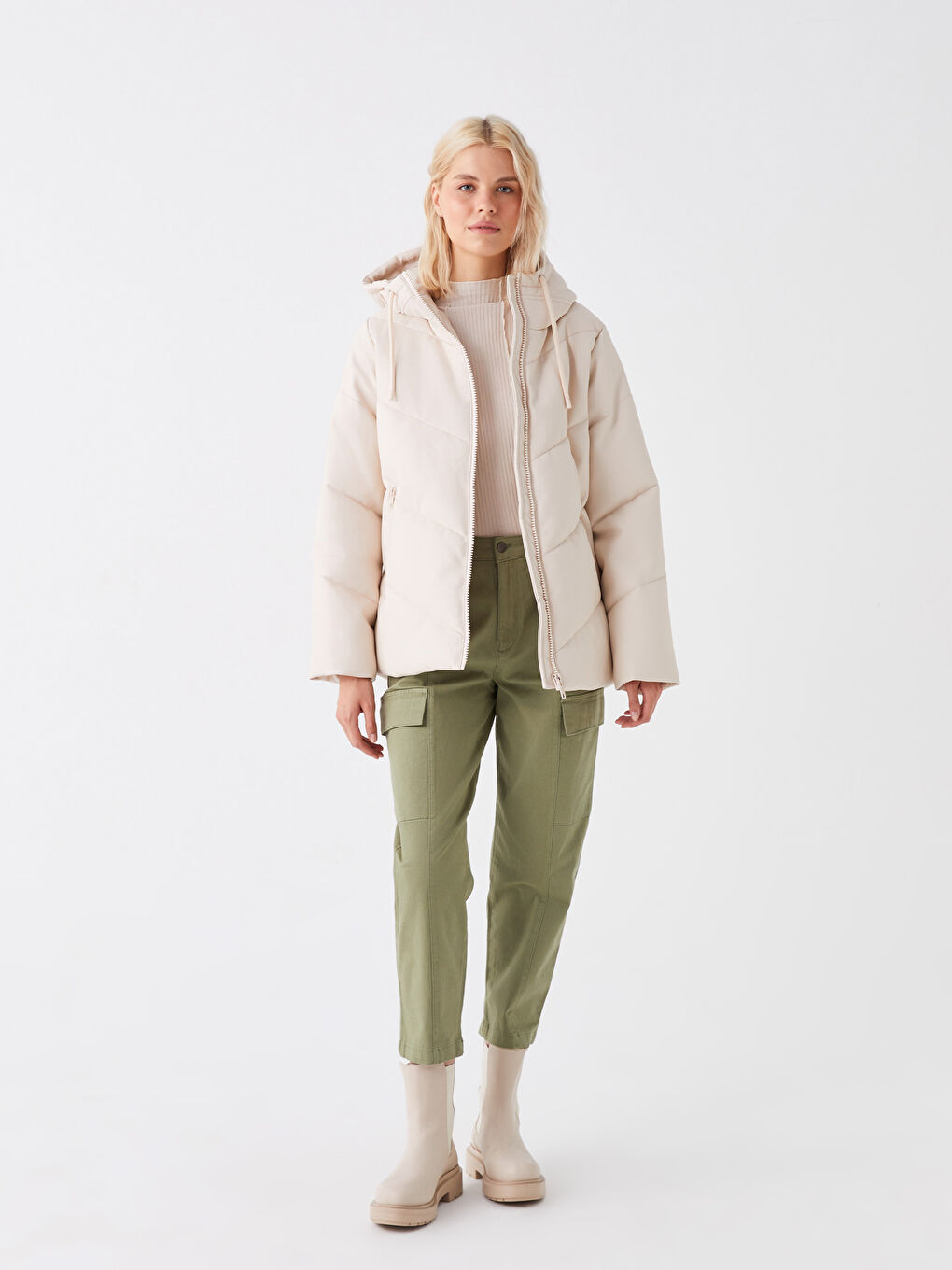 Ekru Kapüşonlu Düz Deri Görünümlü Oversize Kadın Şişme Mont-2