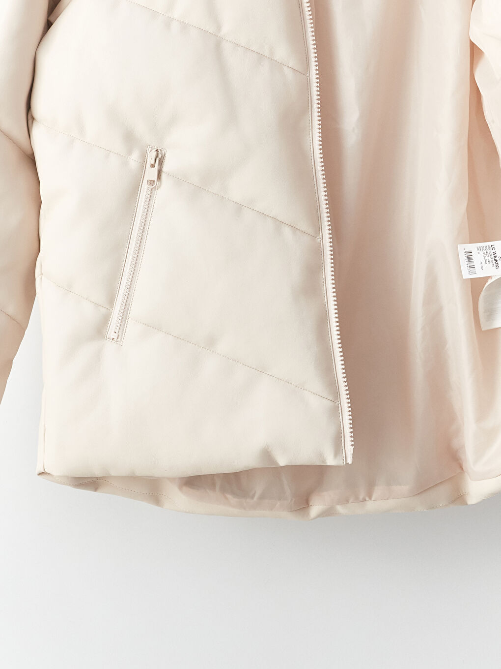 Ekru Kapüşonlu Düz Deri Görünümlü Oversize Kadın Şişme Mont-7