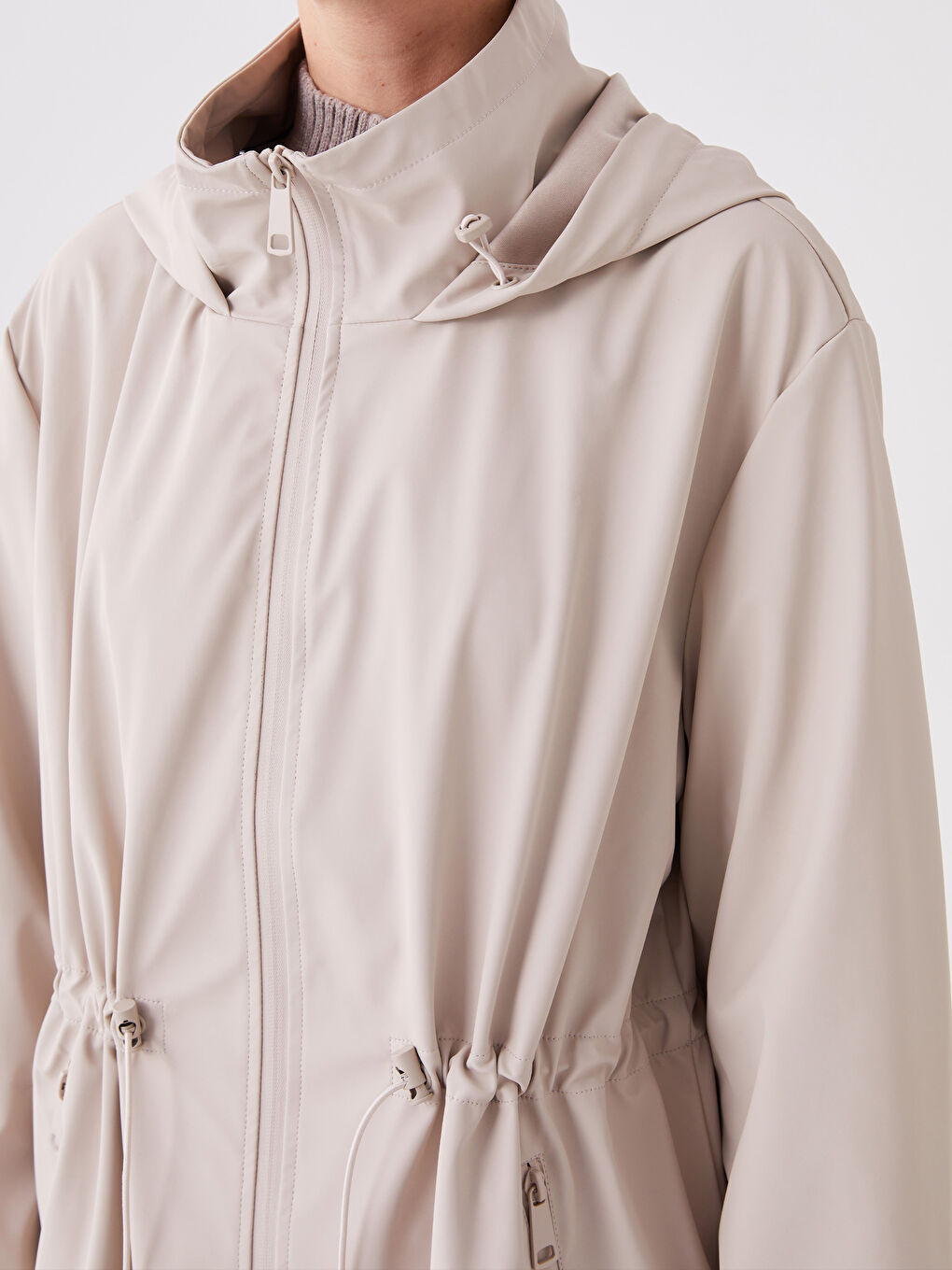 Gri Kadın Kapüşonlu Düz Yağmurluk-6