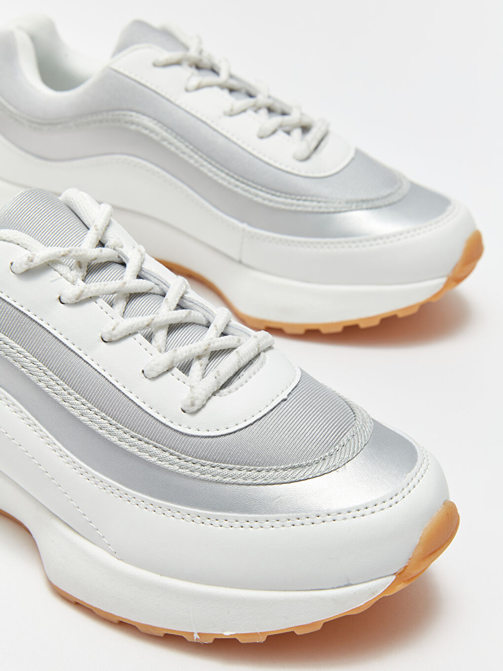 Жіночі кросівки на шнурівці-2