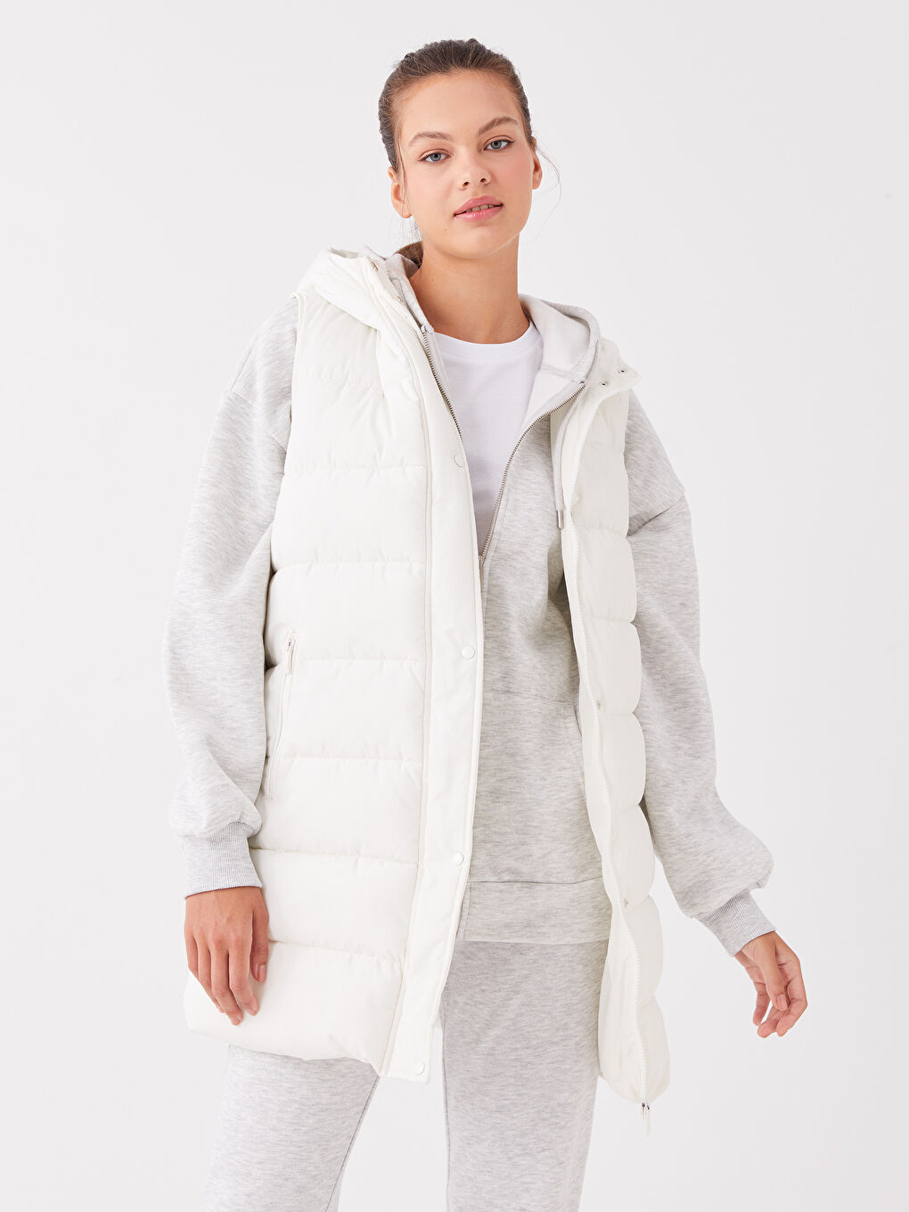 Женский однотонный дутый жилет с капюшоном