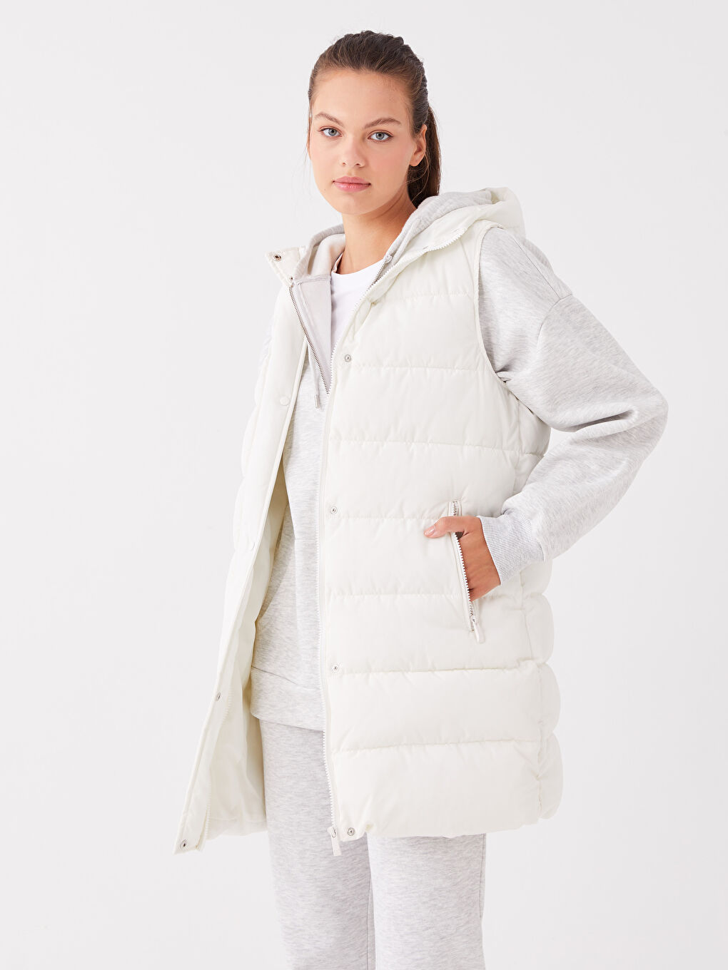 Женский однотонный дутый жилет с капюшоном-1