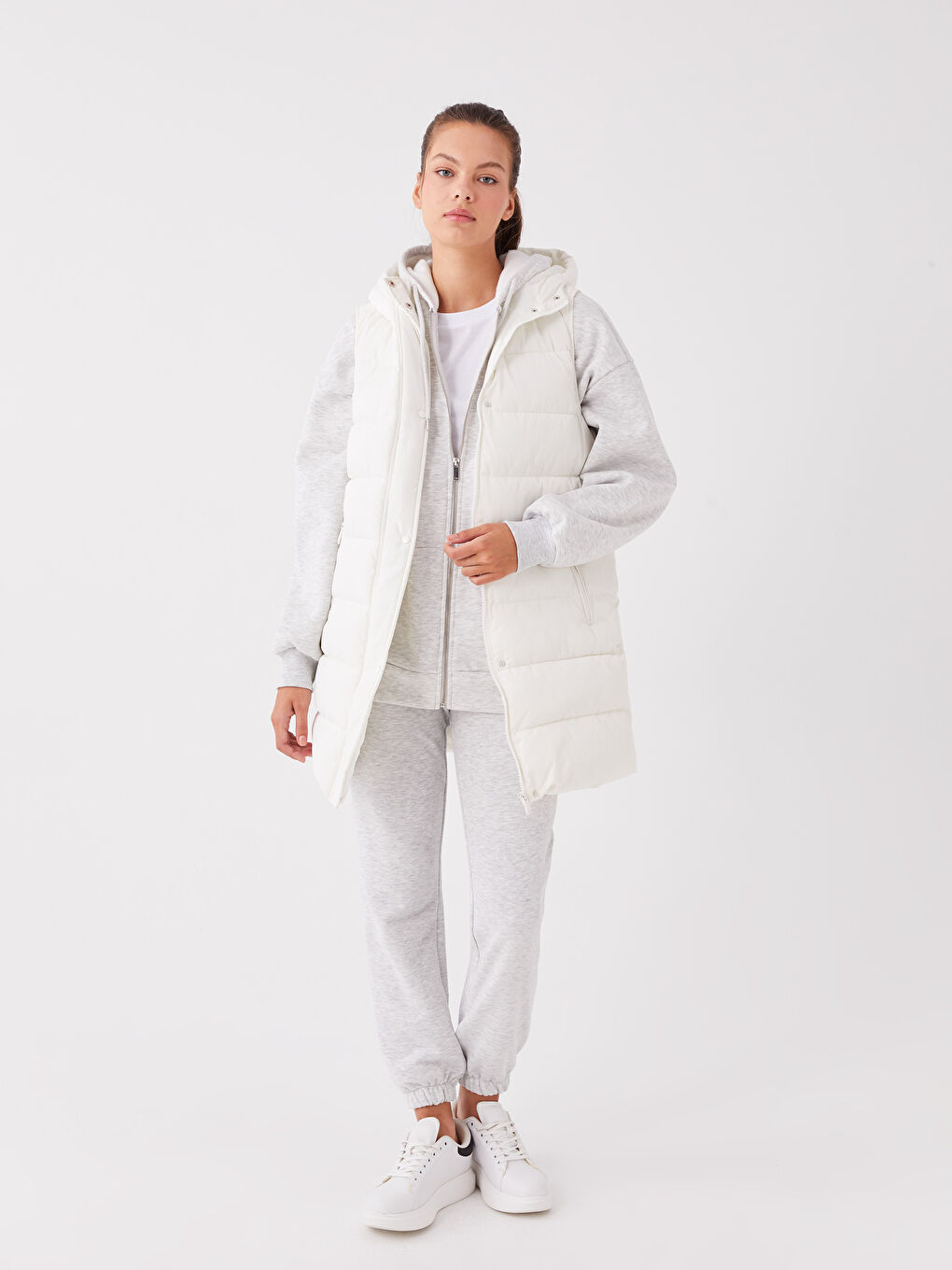 Женский однотонный дутый жилет с капюшоном-2