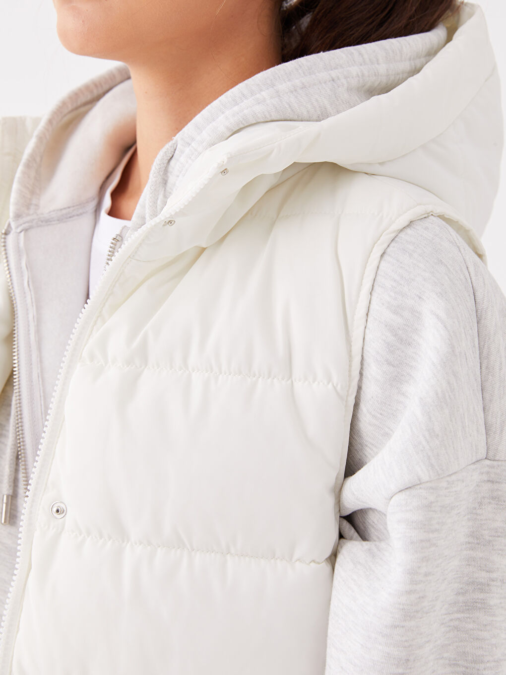 Женский однотонный дутый жилет с капюшоном-3