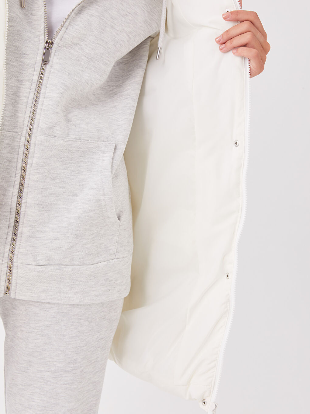 Женский однотонный дутый жилет с капюшоном-4