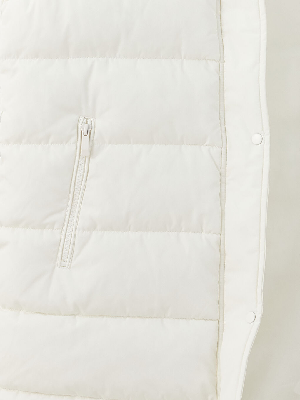 Женский однотонный дутый жилет с капюшоном-7