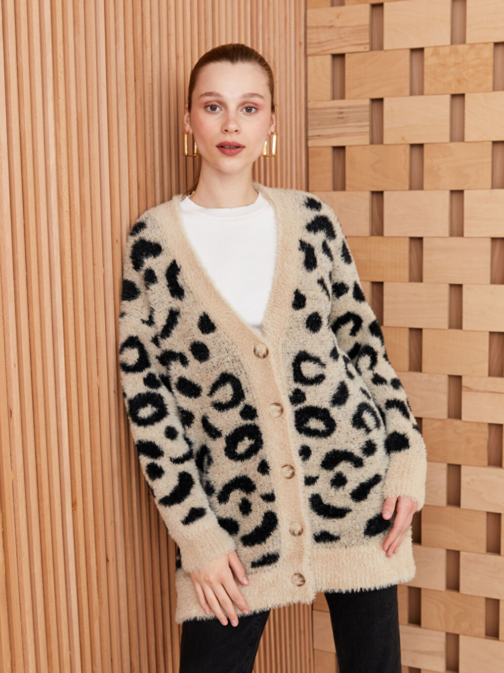 Bej V Yaka Desenli Uzun Kollu Kadın Pelüş Hırka