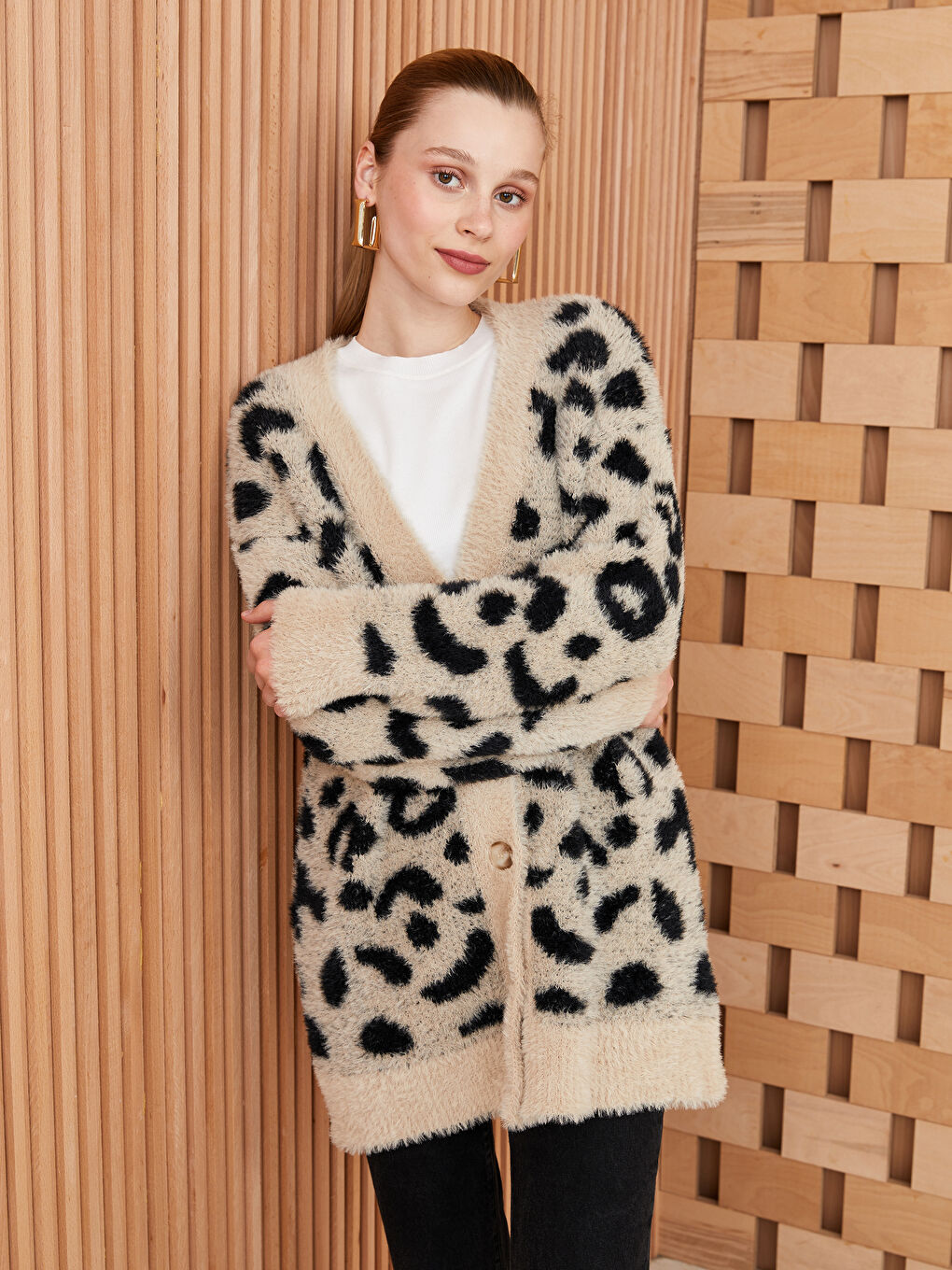 Bej V Yaka Desenli Uzun Kollu Kadın Pelüş Hırka-1