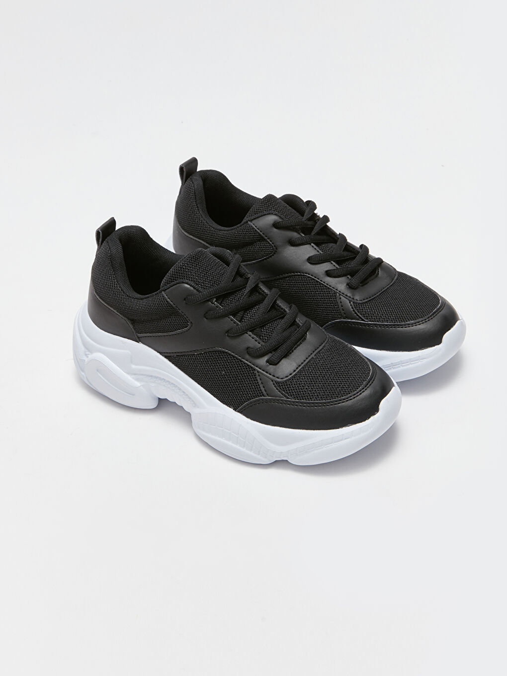 حذاء رياضي نسائي بنعل سميك وتفاصيل شبكية