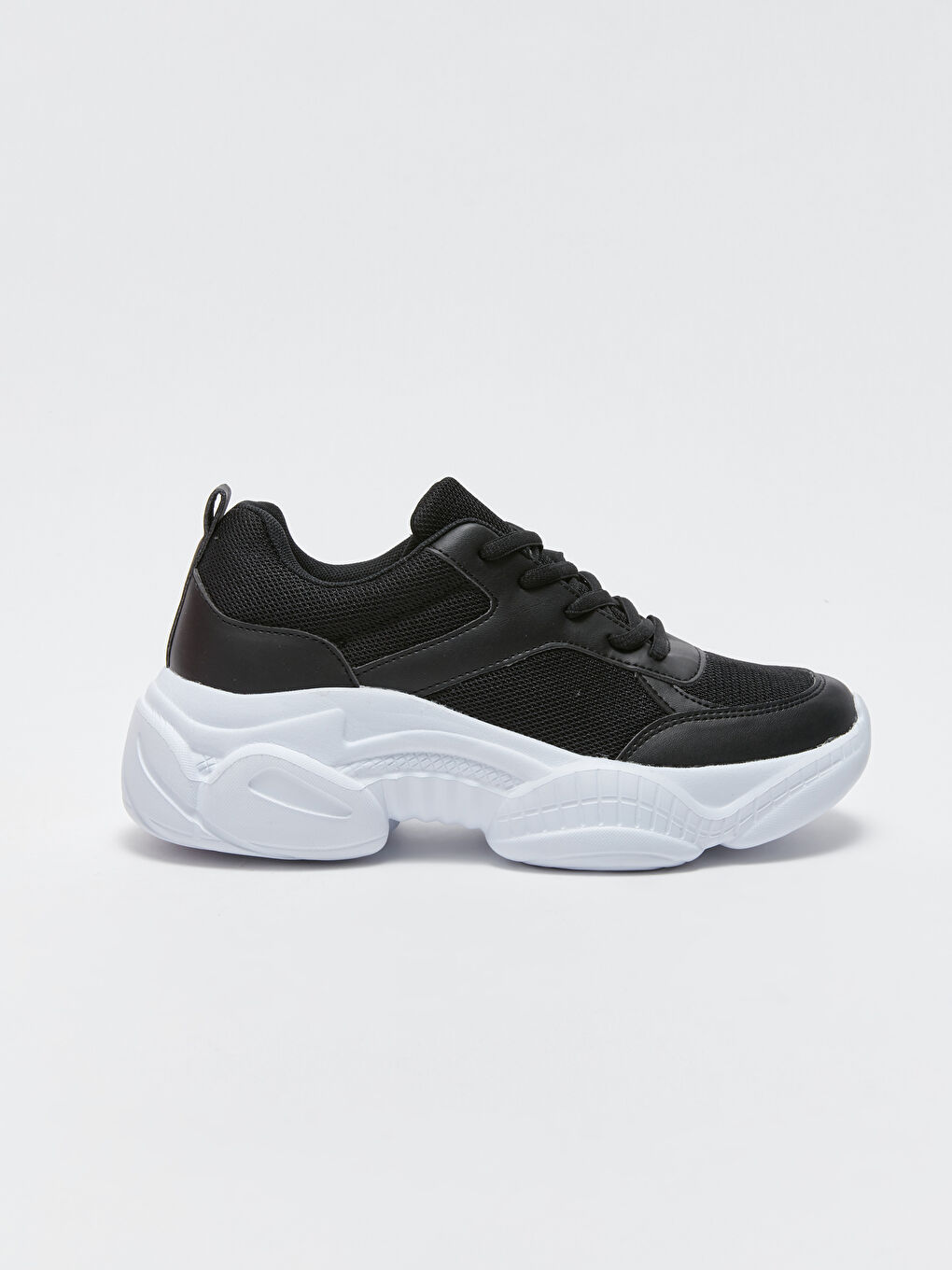 حذاء رياضي نسائي بنعل سميك وتفاصيل شبكية-1