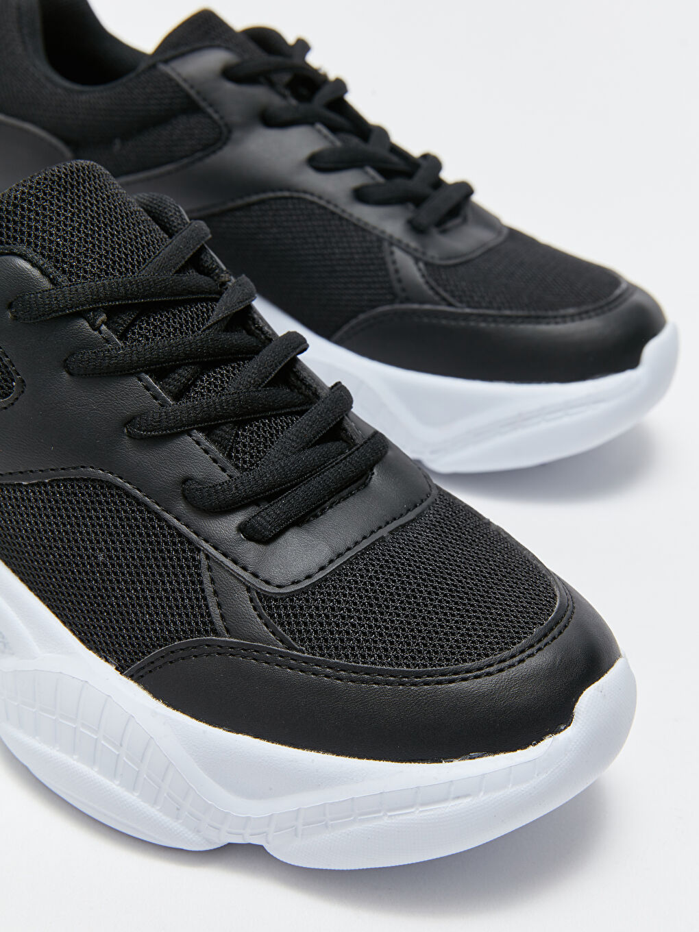 حذاء رياضي نسائي بنعل سميك وتفاصيل شبكية-2