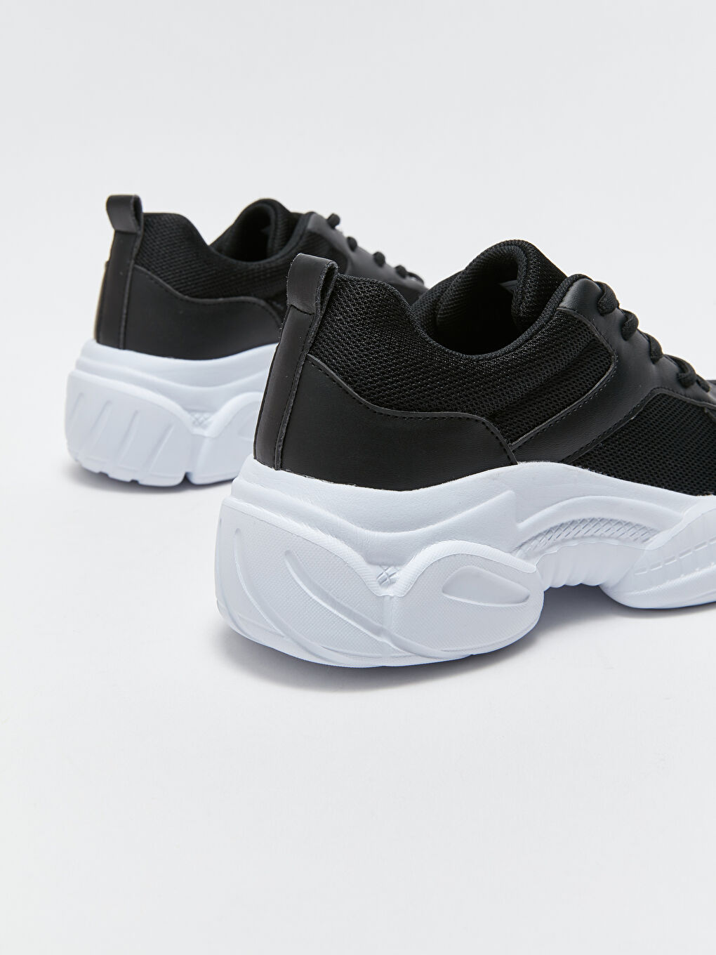 حذاء رياضي نسائي بنعل سميك وتفاصيل شبكية-4