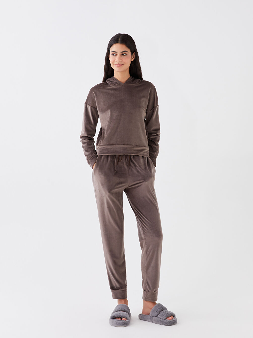 Kahverengi Kapüşonlu Düz Uzun Kollu Kadife Kadın Pijama Takımı