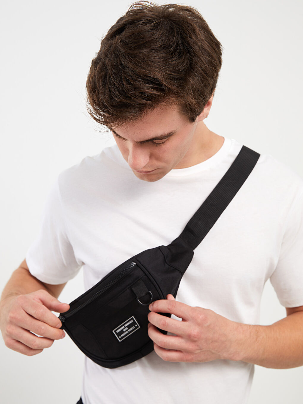 ლეიბლის დეტალური მამაკაცის წელის ჩანთა