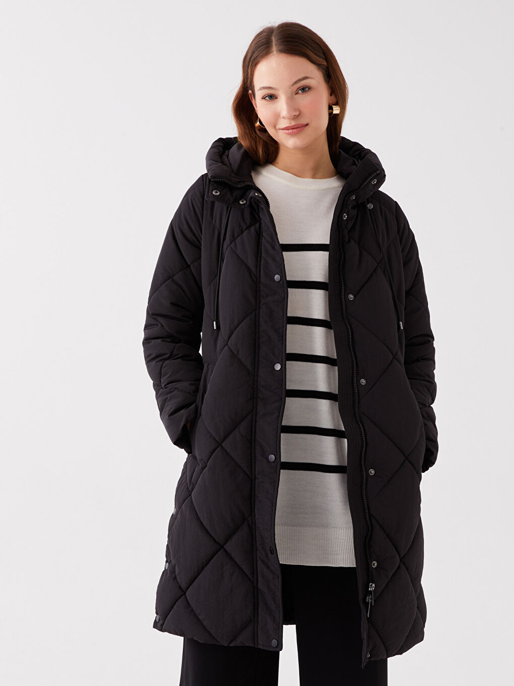 Siyah Kapüşonlu Kapitone Kadın Şişme Mont