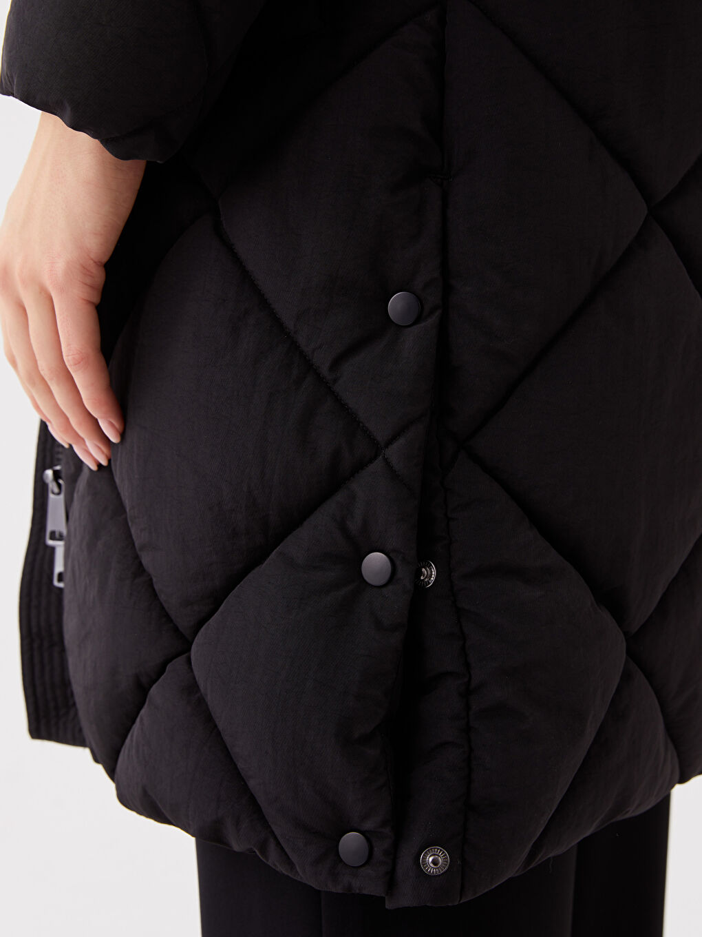 Siyah Kapüşonlu Kapitone Kadın Şişme Mont-3