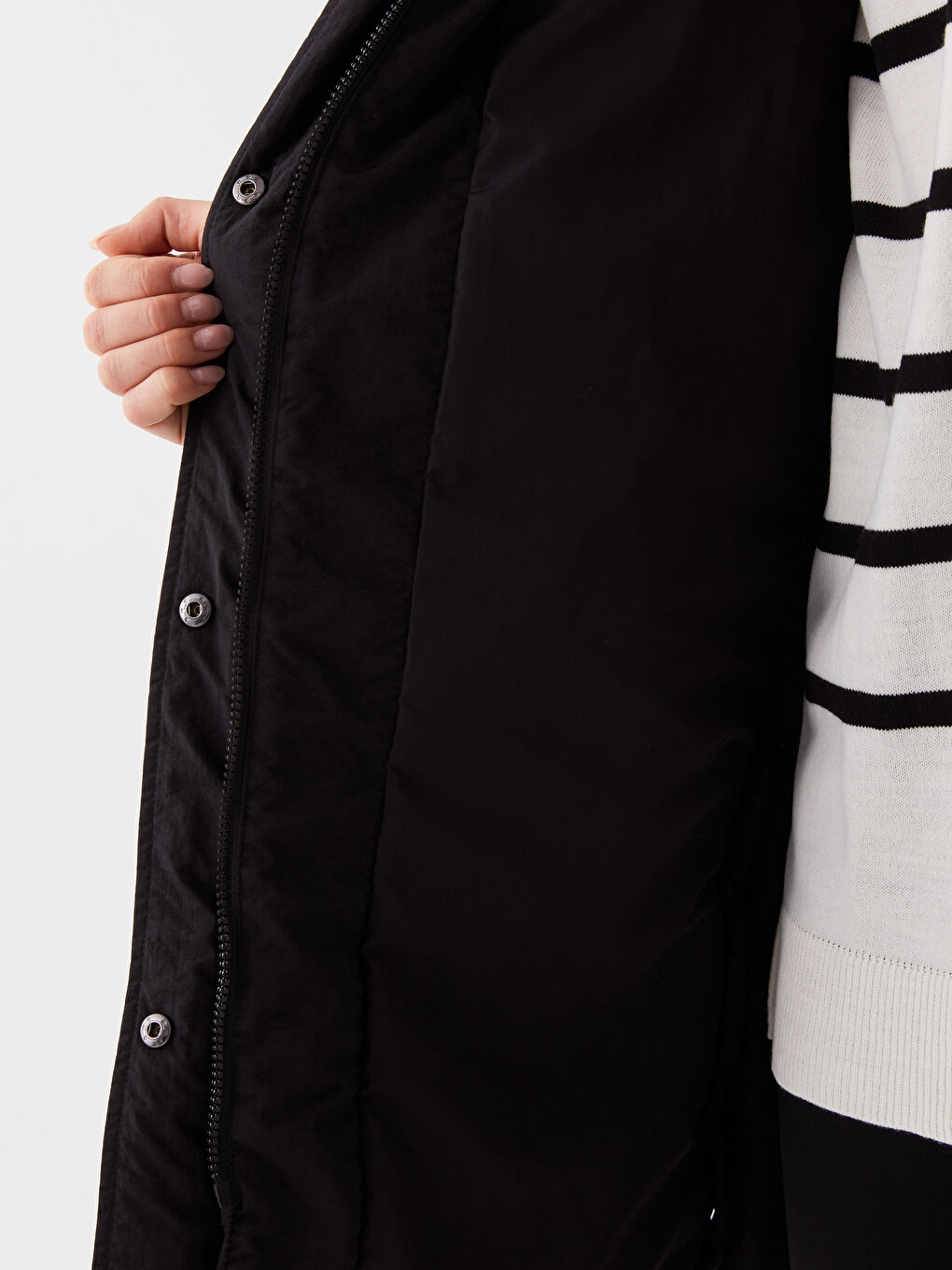 Siyah Kapüşonlu Kapitone Kadın Şişme Mont-4