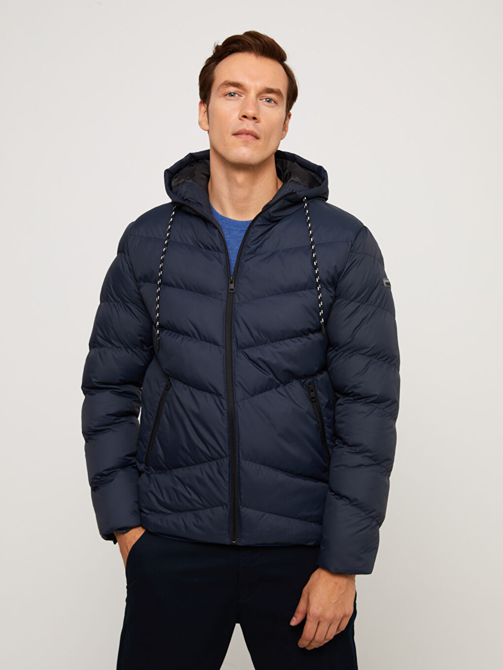 Пальто-дутка для чоловіків стандартного крою з капюшоном-1